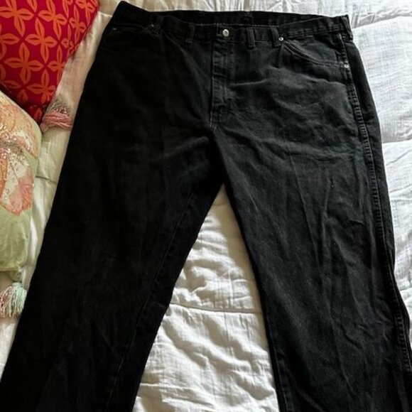 Men's Wrangler Black Jeans 100% Cotton Relaxed Fit Size 44X32 - Picture 1 of 5